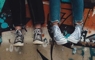 deux chaussures enfants noires et bleues